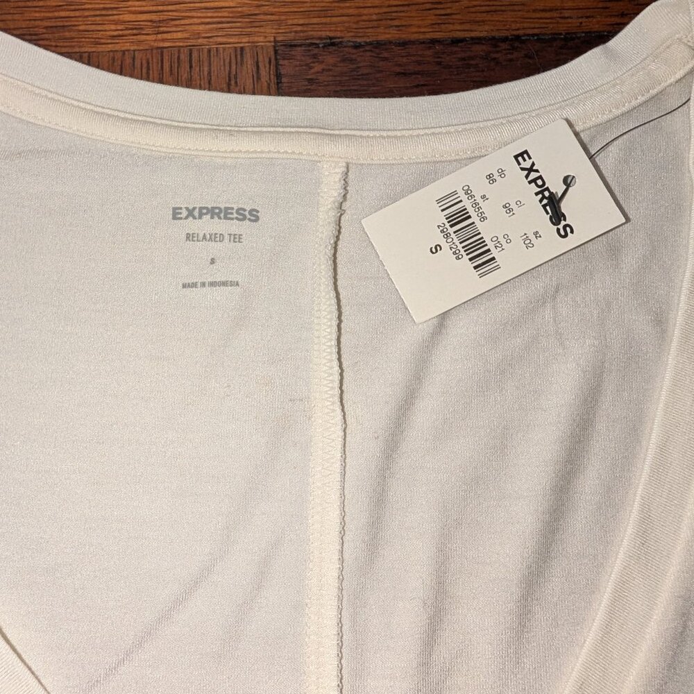 Relaxed V-Neck Three Quarter Sleeve London Tee - SZ Small - NWT - Picture 6 of 9